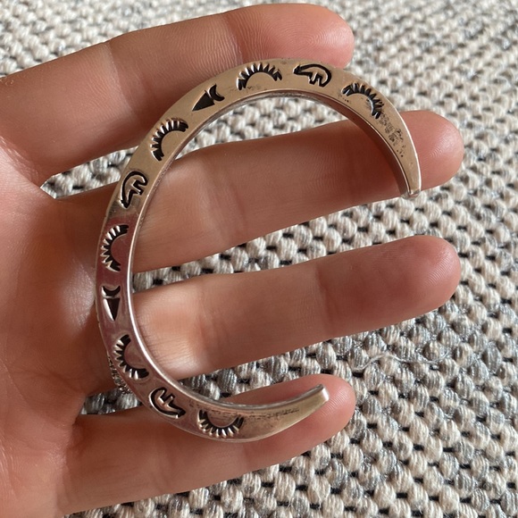 Native American heavy 925 Silver artist stamped cuff 34.1g - Picture 5 of 15